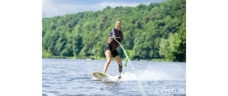 Bild_Loesungen_Prothetik_Surfer_Girl