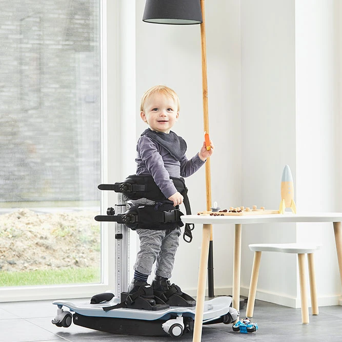 Kachel_Q_KIDS_Frühförderkonzept_Stehendes-Kind