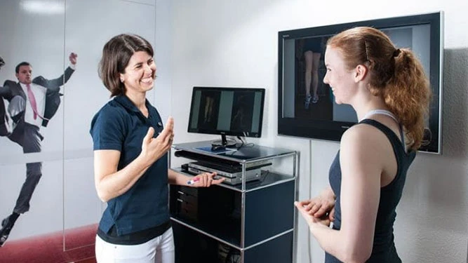 Kachel_Loesungen_Neuroorthopadie_Rollstuhl_Girl_Badi