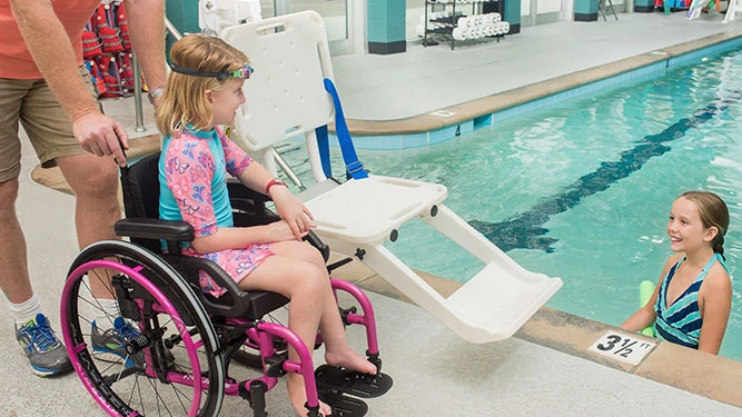 Kachel_Loesungen_Neuroorthopadie_Rollstuhl_Girl_Badi (1)