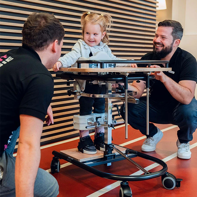 Kachel_Q_KIDS_Stehen_Beratung_Kinderrehatechnik