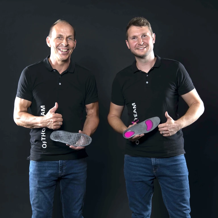 zwei Mitarbeiter ORTHO-TEAM mit individuellen Einlagen