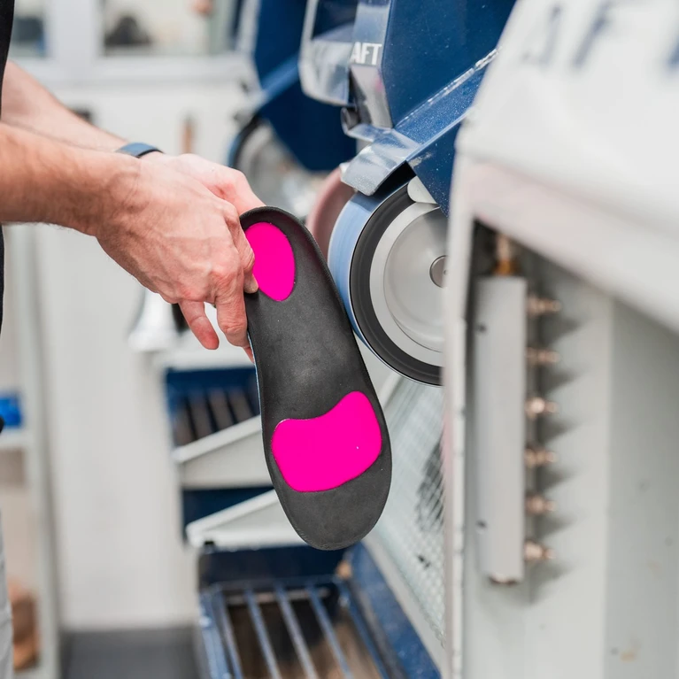 fussschmerzen_handwerk.jpg__2000x4000_q85_subsampling-2